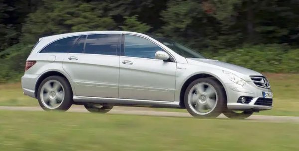 Mercedes R-Class не предлага много смисъл под никаква форма. Не е толкова добре опакован и всъщност е доста грозен, но кабината му не е лошо място. Като луксозен семеен автомобил за шестима никога не му е липсвала мощност, но ако искате прекомерно изобилие от коне, Mercedes с радост ще ви продаде 6,2-литров AMG вариант с 503 к.с.